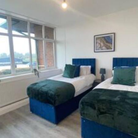 2 Bedroom Apartment - Flitwick - Contractor Friendly - Tourist Ready - Full Kitchen - Wifi - Smart Tv - Sofa Bed - Free Parking - Ideal For Short Or Long Stays ภายนอก รูปภาพ
