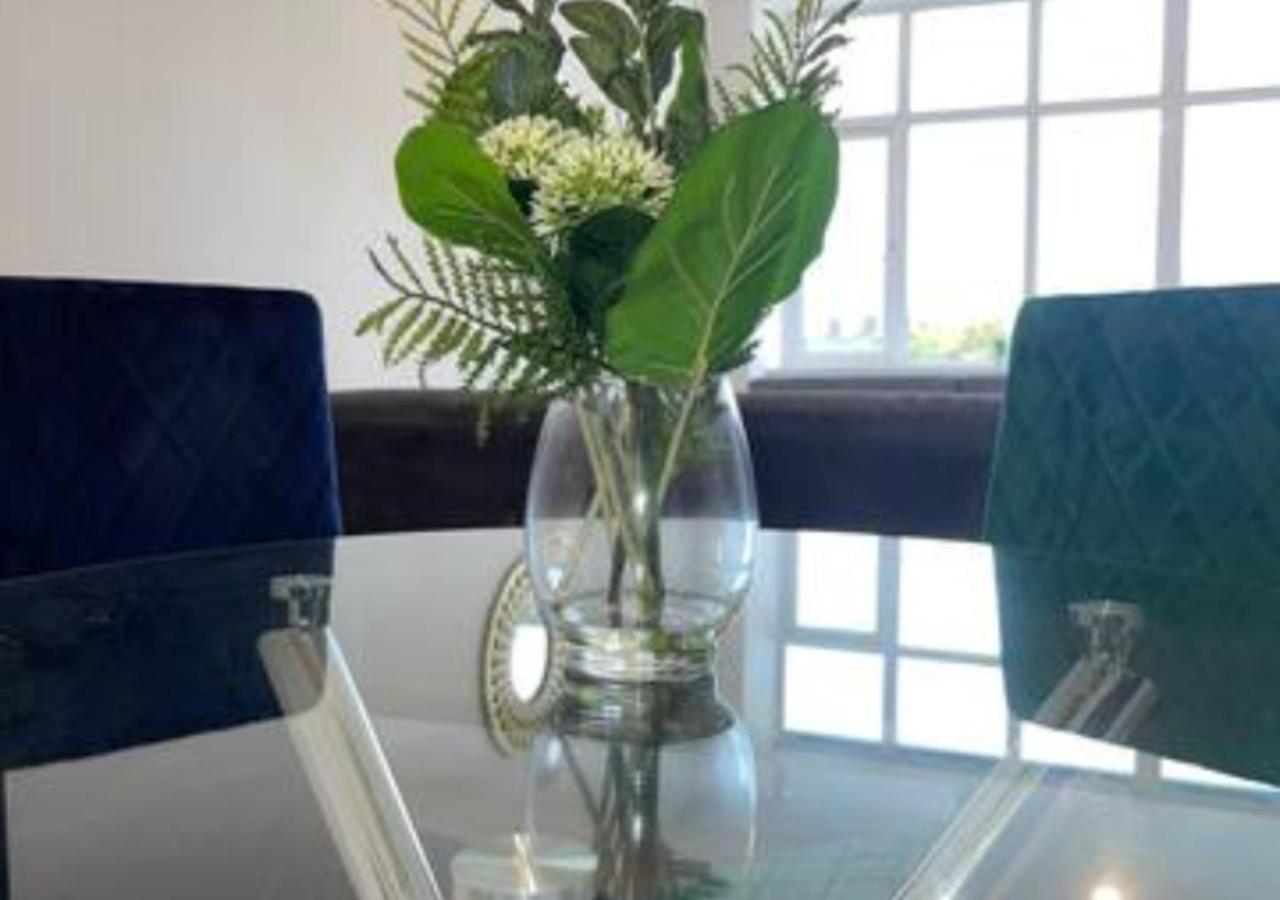 2 Bedroom Apartment - Flitwick - Contractor Friendly - Tourist Ready - Full Kitchen - Wifi - Smart Tv - Sofa Bed - Free Parking - Ideal For Short Or Long Stays ภายนอก รูปภาพ